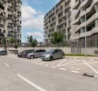Predaj 1i bytu v novostavbe Čerešne s balkónom, klimatizáciou a výhľadom_tpíjazdová cesta a parking