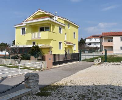 HORVÁTORSZÁG - Apartmanház három apartmannal - VRSI, Zadar