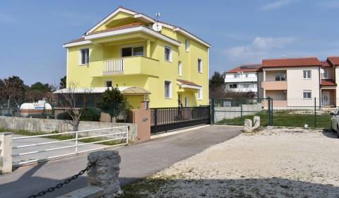 HORVÁTORSZÁG - Apartmanház három apartmannal - VRSI, Zadar