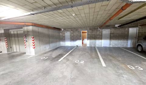 KIADÓ parkoló a garázsban + DUNGEON, motorozáshoz is ideális RAČA téle