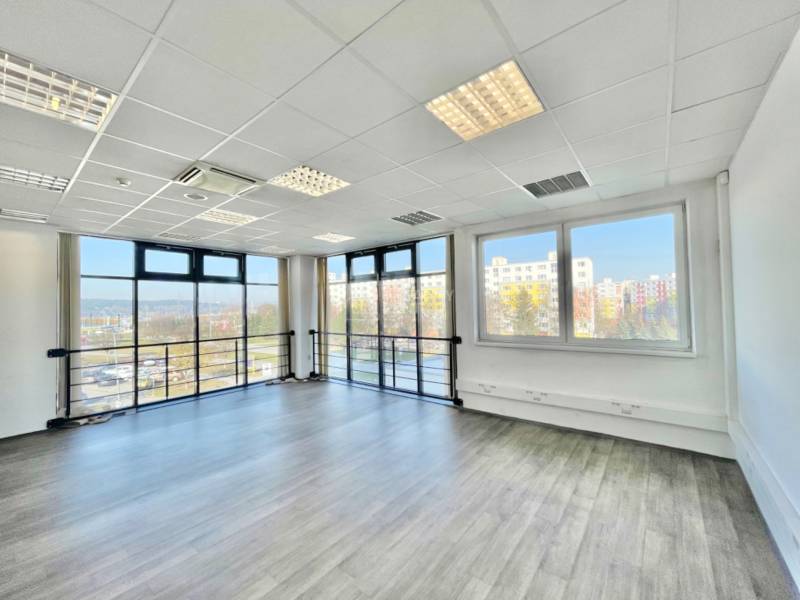 Kancelárske priestory 1600 m2 Living Žilina