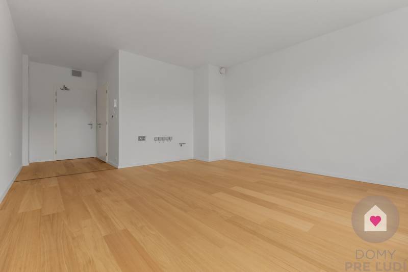 Predaj 1i bytu v novostavbe Čerešne s balkónom, klimatizáciou a výhľadom_izba+ kuchynský kút
