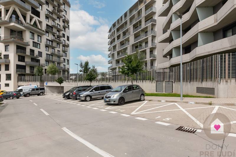 Predaj 1i bytu v novostavbe Čerešne s balkónom, klimatizáciou a výhľadom_tpíjazdová cesta a parking