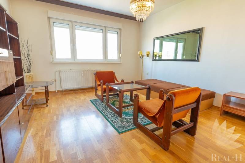 Predaj priestranný 4 izb.byt + loggia, BA - V, Šášovská ul.